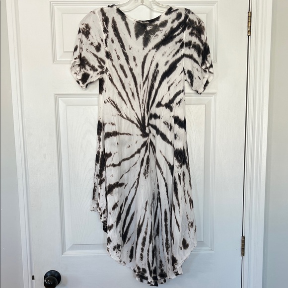 Shoreline Monochrome Swirl Tunic - Picture 5 of 5